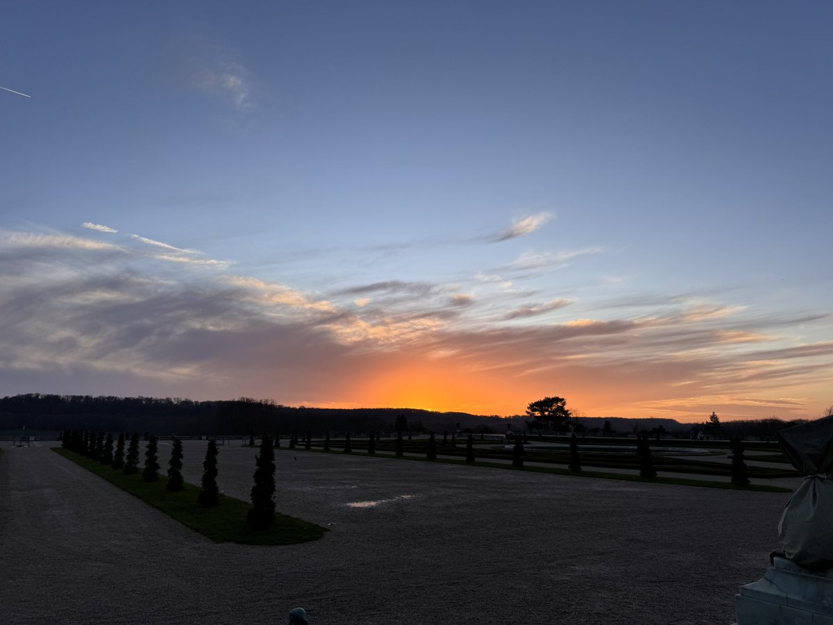brooksy767's tweet photo. @spann sunset at the palace of Versailles https://t.co/mJedGE75SQ
