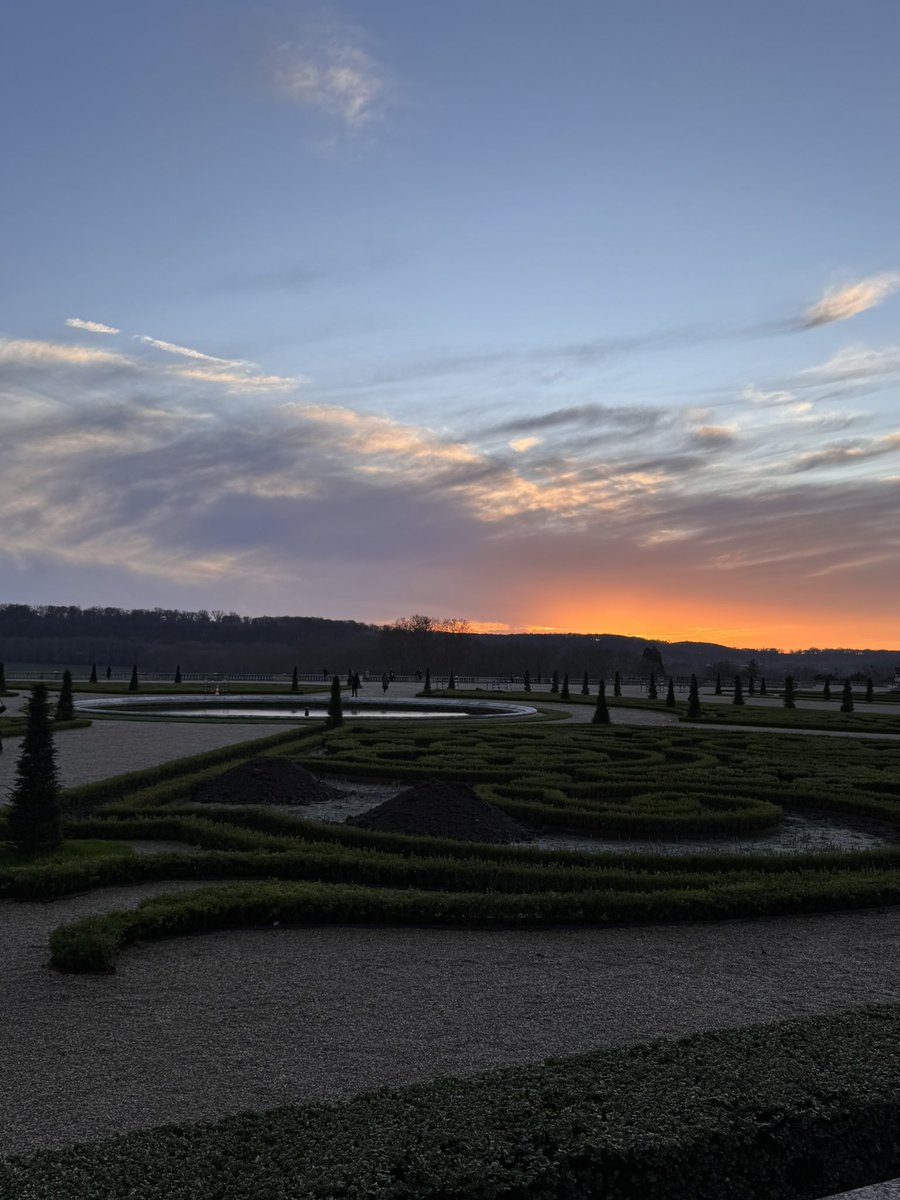brooksy767's tweet photo. @spann sunset at the palace of Versailles https://t.co/mJedGE75SQ