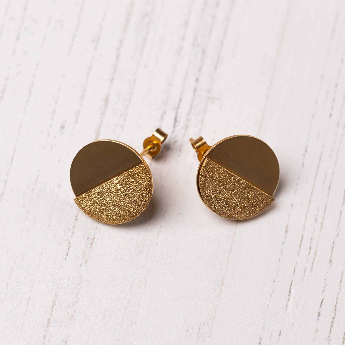 Our Seasonal Showcase is in full swing

We have an incredible range of local artists: painters, ceramicists, printmakers, jewellers, and glass makers. Plus a fantastic range of original gift ideas.

See the full range of artists, artworks &amp; gift ideas here
luxgallery.co.uk/shop/