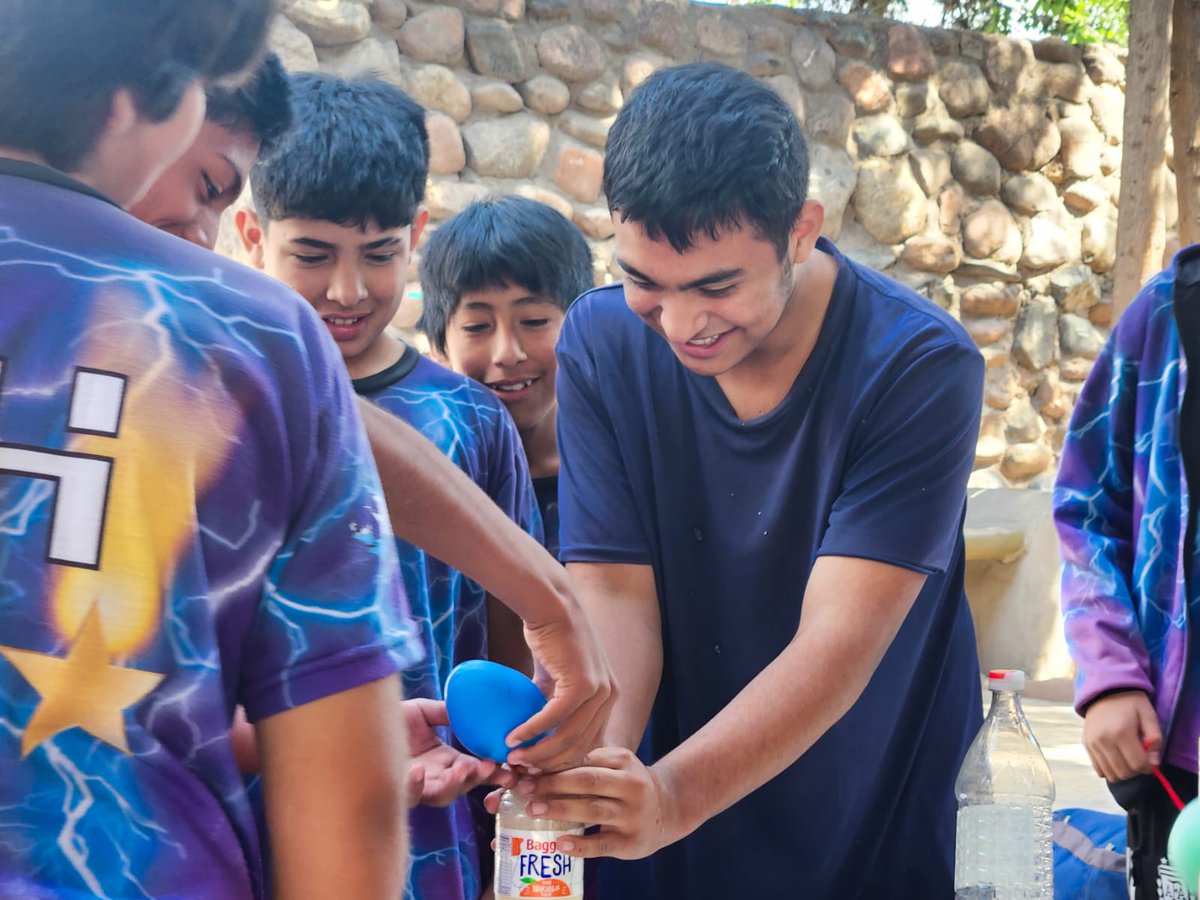TadeoGZ's tweet photo. #RecorriendoEscuelas 🏫
Junto al equipo de @FundacionYPF estuvimos en la Escuela Teresa O' Connor de #LujándeCuyo en la exposición estudiantil sobre #Energías.

💡 Experiencias que pudieron realizar con los kits del Taller "Vos y la Energía". 

✍️ Seguiremos trabajando de forma colaborativa para avanzar con más  capacitaciones, talleres y programas educativos en todos los niveles.
