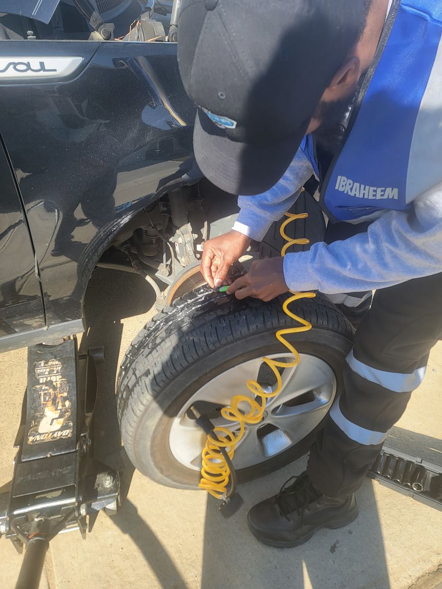 CRSAFirstChoice's tweet image. No spare tire? Carolina Roadside Assistance is here to swiftly and efficiently replace it for you. Ensure you&apos;re prepared and safe on the road. For spare tire replacements, contact us at (980) 228-6860! #SpareTireReplacements #Charlotte roadsideassistancecharlotte.com