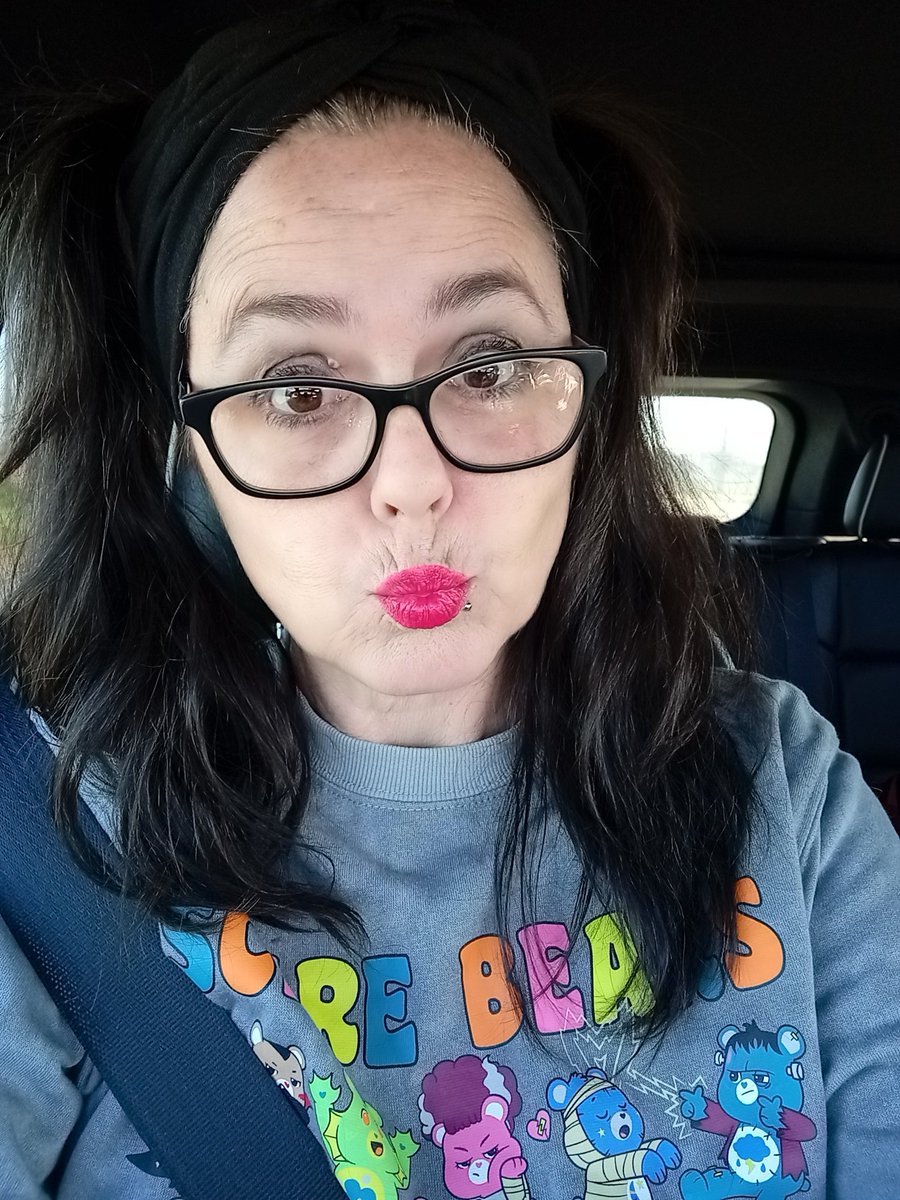 Gilfkissy's tweet photo. Good morning my filthy animals 😜 https://t.co/xRuBQBE9g9