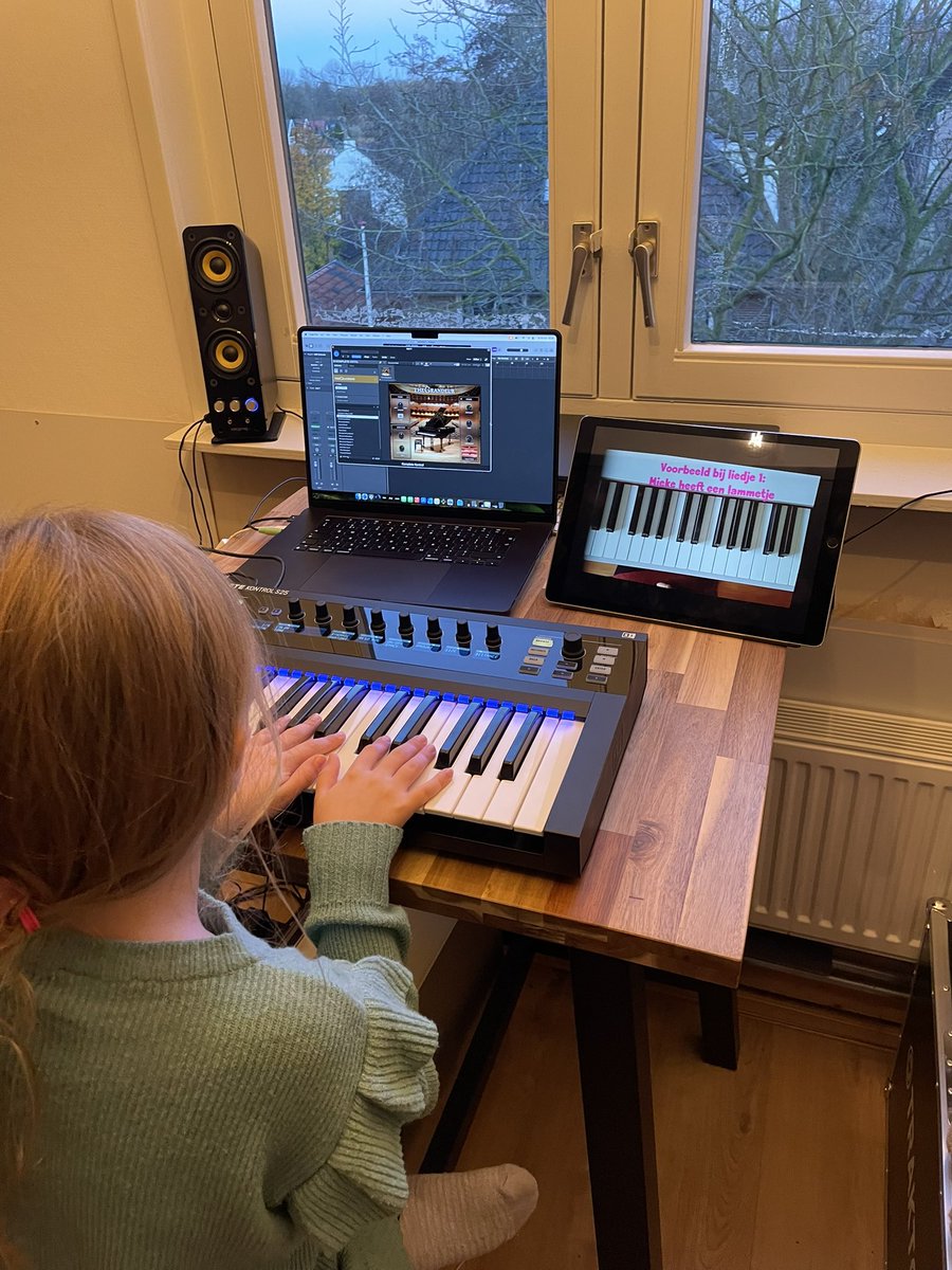 Boy_Rush_209's tweet image. Mini me wants to learn keys 🥹 precious little thing ❤️ #LogicPro #NativeInstruments