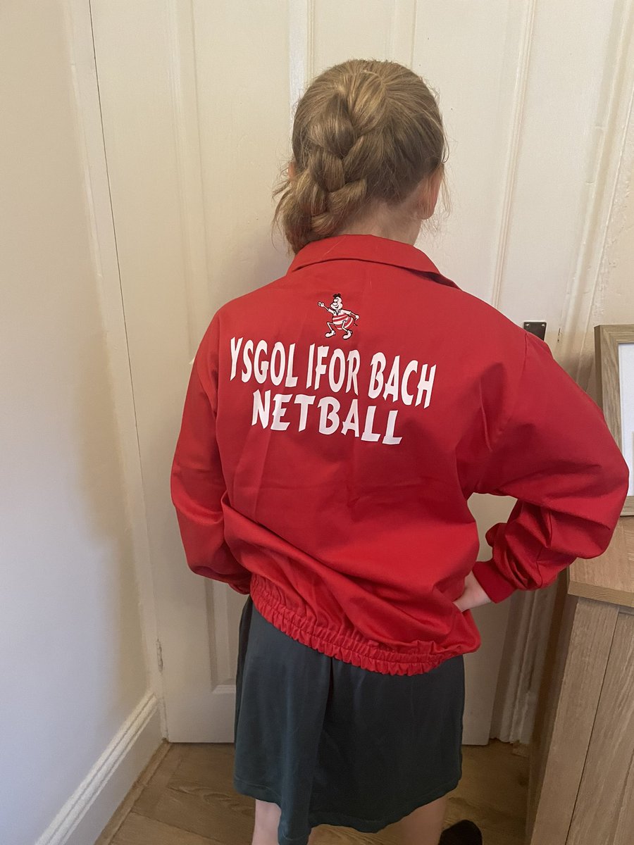 Amelia yn hoffi chware pel-roed gyda ffrindau heddiw i <a href="/BachYsgol/">Ysgol Ifor Bach</a> 🤩