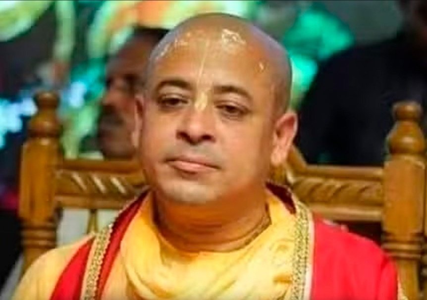 epanchjanya's tweet photo. चिन्मय दास की गिरफ्तारी पर बांग्लादेश में बवाल, एक की मौत!

बांग्लादेश में चिन्मय दास की गिरफ्तारी को लेकर हिंदू समुदाय गुस्से में है।

अदालत ने उनकी बेल भी खारिज कर दी, जिसके बाद बांग्लादेश में बवाल मचा हुआ है।

मंगलवार को पुलिस और चिन्मय कृष्ण दास के समर्थकों के बीच झड़प हुई।

इस दौरान एक वकील की मौत भी हो गई, हालात बिगड़ते देख पुलिस और बॉर्डर गार्ड बांग्लादेश के जवानों ने लाठियां बरसाईं।