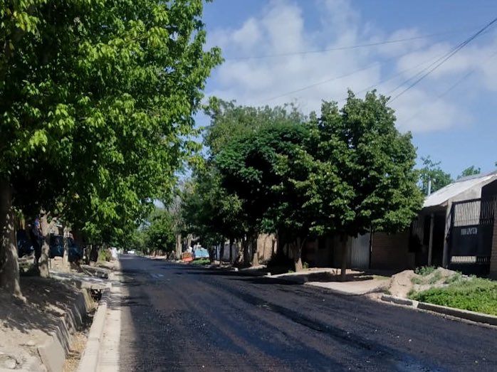 MaipuMunicipio's tweet photo. 🔛 Avanzamos con el plan de asfaltado en todo el departamento. Hoy trabajamos en la repavimentación de calles en el barrio Nueva Generación, consolidando la urbanización y recuperación del espacio público. 

#MaipúCrece https://t.co/Sb6c6x205o