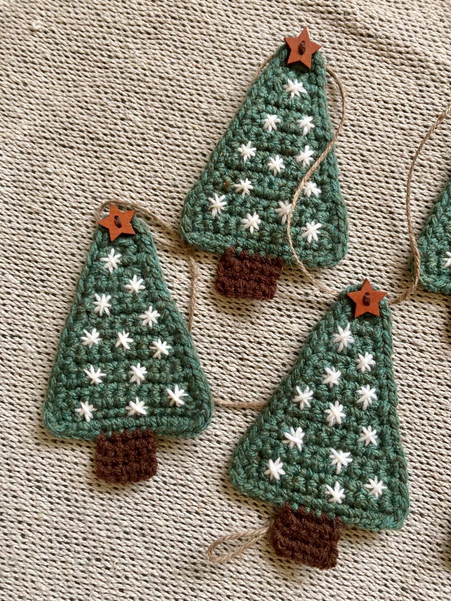 Crochet tree bunting comes with either ivory stars on or ivory baubles……Decisions Decisions……🤔#MHHSBD 

buff.ly/3TmKsWA