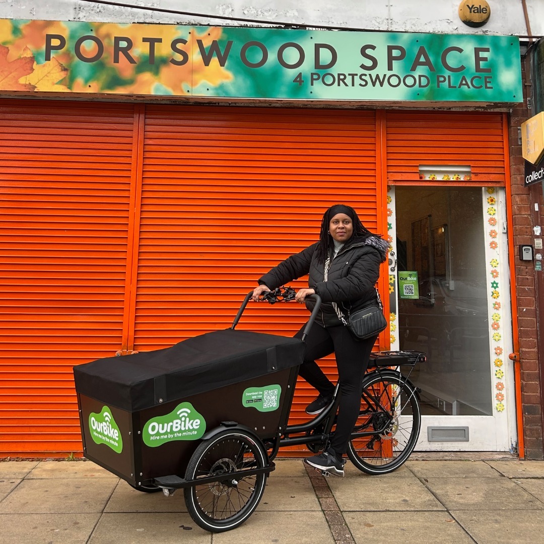 🚲📦 New community cargo bike launched in Roehampton with @PeddleMyWheels, bringing Wandsworth’s fleet to 5! Hosted by Chantelle’s Community Kitchen, offering eco-friendly transport for all.

Affordable bike hire available, find out more 👉 tinyurl.com/2zx84y7k