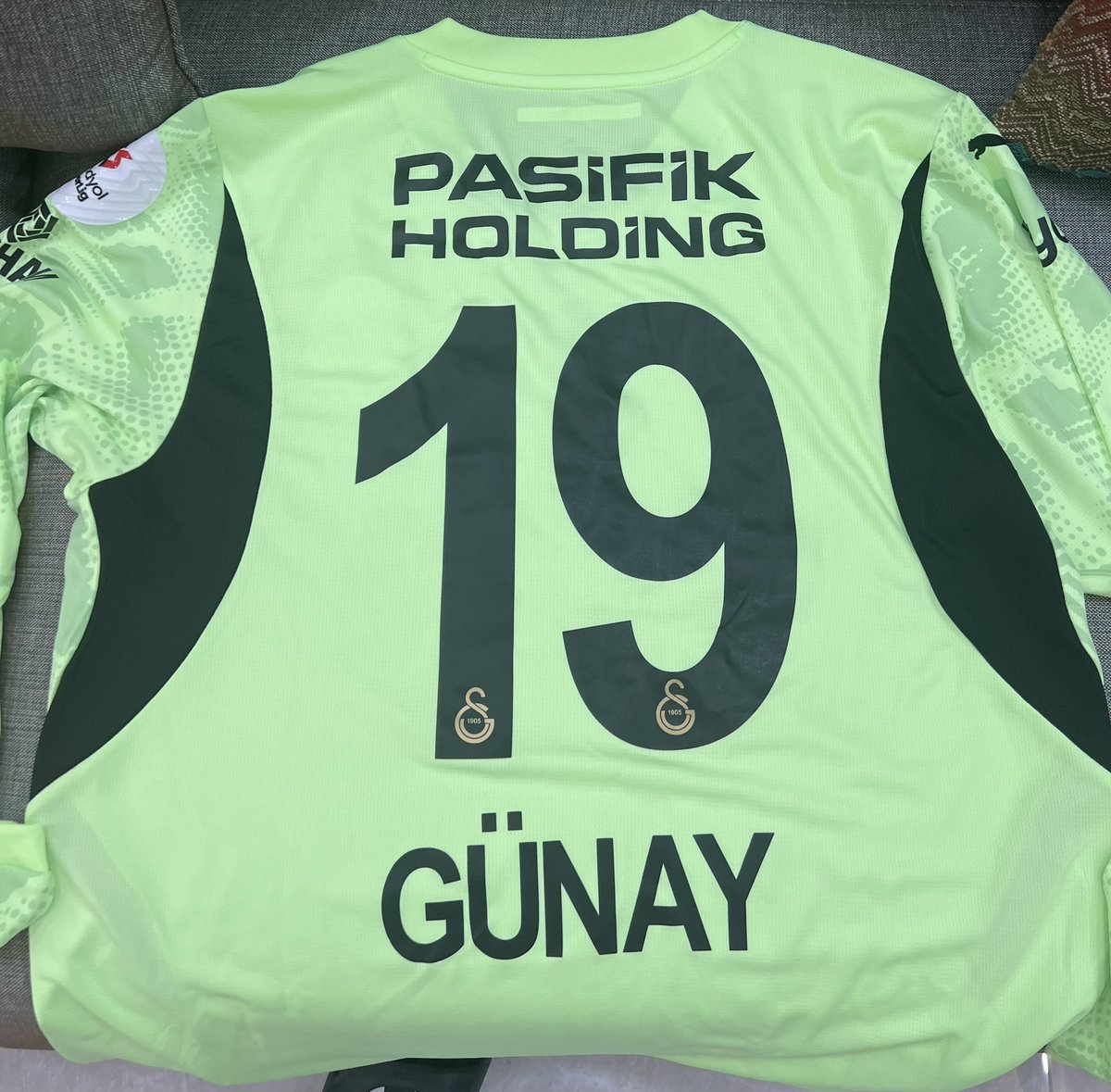 Bu güzel formaları hediye eden kıymetli abim <a href="/MESUTAKIN_MST/">Mesut akın</a> ‘a çok teşekkür ederim. 

Galatasaray formalarımızı imzalayan kıymetli oyuncularımız <a href="/gnygvc/">Günay Güvenc</a> ve <a href="/victorosimhen9/">Victor Osimhen</a> ‘ e şükranlarımı sunuyorum. 

<a href="/GalatasaraySK/">Galatasaray SK</a>