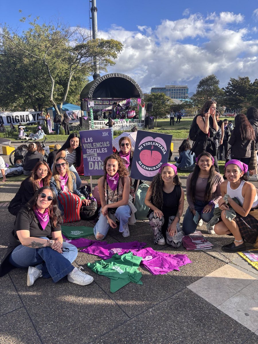 Karisma's tweet photo. Ayer estuvimos en la conmemoración del #25N, buscando visibilizar las violencias de género digitales y exigiendo garantías de protección a las mujeres en la red. Desde la juntanza nos unimos a la lucha de las mujeres por una vida libre de violencias 💜. 
#NoHayExcusa https://t.co/X7NtAcGgLC