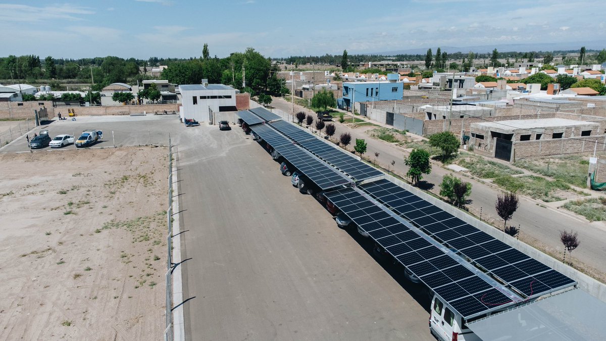 nicoogior's tweet image. Terminando el estacionamiento solar más grande de Mendoza ☀️⚡️🚘🙌🏻

Felicitaciones a todo el equipo de @SolheSolar