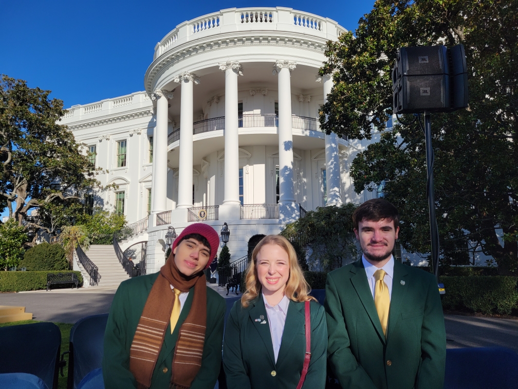 Amid gobbles and applause, the turkeys Peach &amp; Blossom were pardoned yesterday at the White House during the National Thanksgiving Turkey Presentation. #Virginia4H'ers were among the crowd, taking a unique opportunity to experience democracy in action &amp; embrace gratitude. 🍀🦃💚