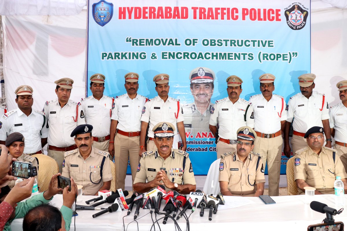 HYDTP's tweet photo. #HYDTPinfo
Today, under the supervision of Sri C.V.Anand IPS, @CPHydCity & Sri P. Viswa Prasad IPS, @AddlCPTrfHyd, @HYDTP conducted Operation #ROPEhydtp on the Tolichowki-Shaikpet stretch in the limits of @shotr_tlchowki, and removed encroachments. https://t.co/O2MjqzIHCP