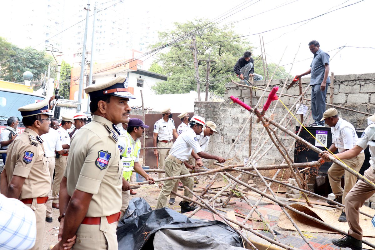HYDTP's tweet photo. #HYDTPinfo
Today, under the supervision of Sri C.V.Anand IPS, @CPHydCity & Sri P. Viswa Prasad IPS, @AddlCPTrfHyd, @HYDTP conducted Operation #ROPEhydtp on the Tolichowki-Shaikpet stretch in the limits of @shotr_tlchowki, and removed encroachments. https://t.co/O2MjqzIHCP