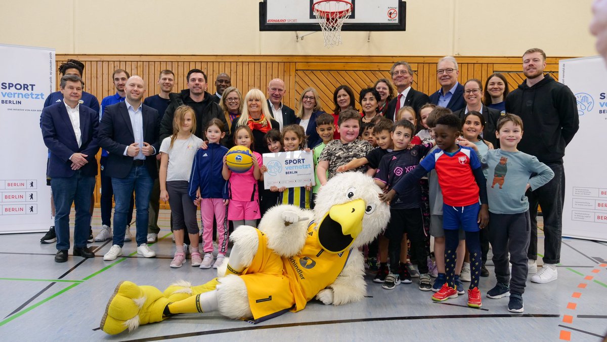 Innensenatorin's tweet photo. 1/3 Heute war das Projekt „#SPORTVERNETZT“ Teil der Besuchstour des Senats von #Berlin im Bezirk #Reinickendorf! Im Mittelpunkt: Ein bewegungsförderndes Angebot an der Mark-Twain-Grundschule und die Enthüllung des „SPORT VERNETZT-Schule“-Schildes! 🎉 https://t.co/5H2ofILCOh