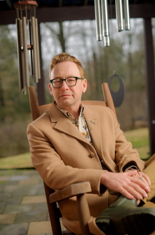 EKUalums's tweet image. From rural mail carrier to NYT best-selling author, Kentucky Poet Laureate Silas House ('93) is one of our brightest literary stars. 📚✨
Read about his inspiring journey in our latest magazine feature:go.eku.edu/HomespunTales