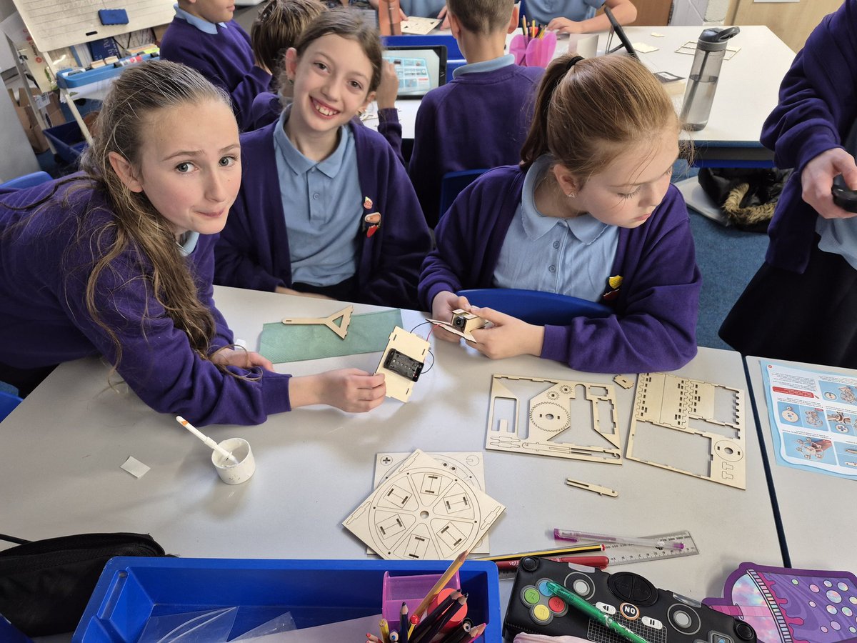 CCCRPrimary's tweet photo. The ferris wheel project has commenced! 🎡#cccrdt https://t.co/ypVh7W5yOJ