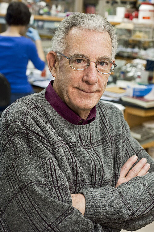 Este es Thomas Seyfried.

Es un científico que ha dedicado más de 30 años a investigar el cáncer.

¿Su mensaje? El cáncer se puede prevenir.

Aquí están las 7 reglas MÁS importantes de Seyfried para prevenir el cáncer: