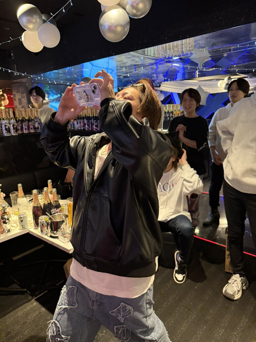 bittan1201's tweet photo. 同業に来たホストがタワーでシャンパンかけられ最後までいて集合写真まで撮ってておもろい

ありがとう同業 https://t.co/D5WvhOXU7O