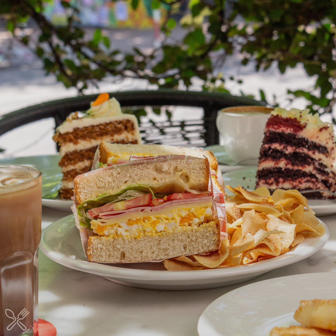 Comer es el doble de rico cuando compartís con alguien especial. 😋

Proba toda la variedad de El Café de Acá y contanos cuál es tu favorito a la hora de pedir.

Reserva con RESTÓ 📲 resto.com.py