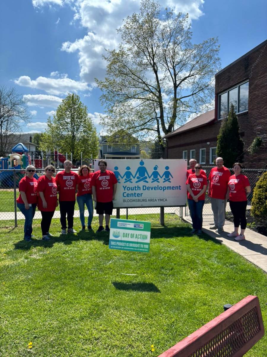 💪 #GratitudeWeek: Day 2 💪 To our incredible staff and #volunteers—you are the ❤️ of everything we do! Your hard work, passion, &amp; commitment make a world of difference. #THANKYOU for being our heroes behind the scenes! 

🎉 Challenge: Give a shout-out to someone you appreciate!