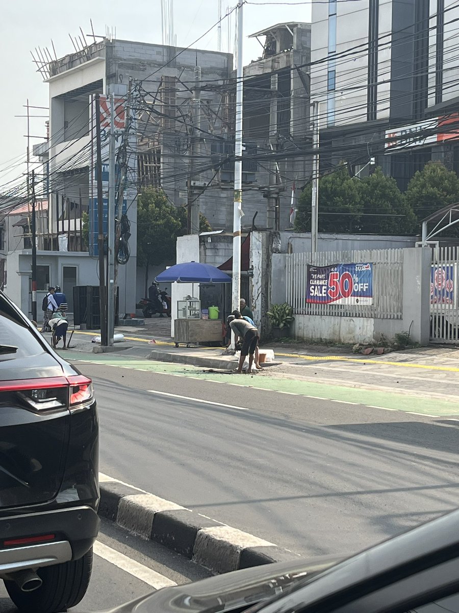 piringnasgor's tweet photo. @DKIJakarta tadi pagi sekitar jam 8 banyak pembongkaran aspal di sepanjang jalan dewi sartika, tidak ada plang pengerjaan. Mohon TL nya.

Maps :

https://t.co/CQPBLePymw https://t.co/BZ9dccCq2q