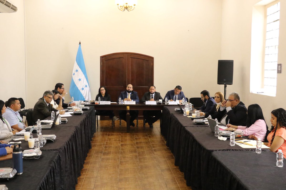 BancadaLibre's tweet photo. La Comisión Especial para dictaminar la Ley de Mezclas de Combustibles y Biocombustibles, presidida por el diputado y jefe de Bancada Libre, @rafalsarmiento, se reunió con representantes de la @UNAHoficial, la @UNITEC_hn, la @unaghonduras y el @CIMEQH, para avanzar en su dictamen.

La iniciativa busca establecer una base legal para la producción de combustibles verdes, impulsando la transformación de las agroindustrias de caña, soya, palma y maíz.