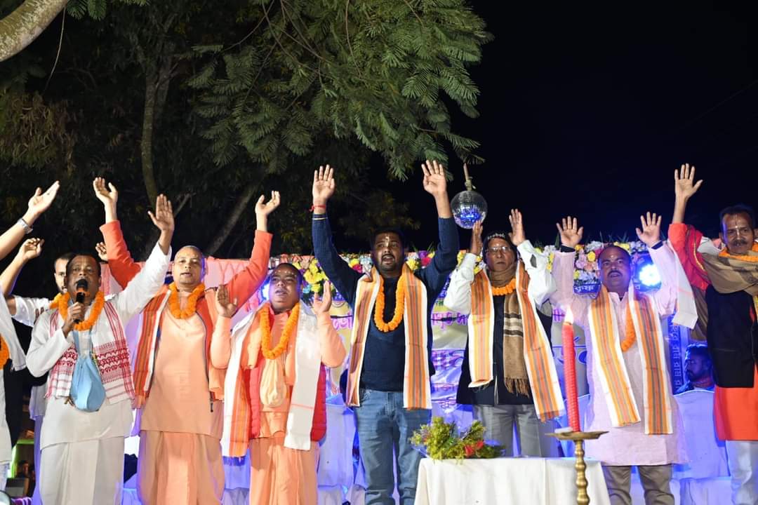BJYMNABADAL's tweet photo. ধর্মীয় সঙ্গীতের ধারা হিসেবে কীর্তন সনাতন ঐতিহ্যের প্রধান অংশ। 

আজ গোলাঘাটি বিধানসভা অন্তর্গত কলকলিয়া বাজারে আন্তর্জাতিক কৃষ্ণভাবনামৃত সংঘ ইসকন মন্দিরের প্রভু-ভক্তদের দ্বারা হরে কৃষ্ণ নাম কীর্তনে অংশগ্রহণ করি।

@IskconInc

#sanatandharma #sanatanihindu #sanantonio #isckon https://t.co/S0cMI3BQDT