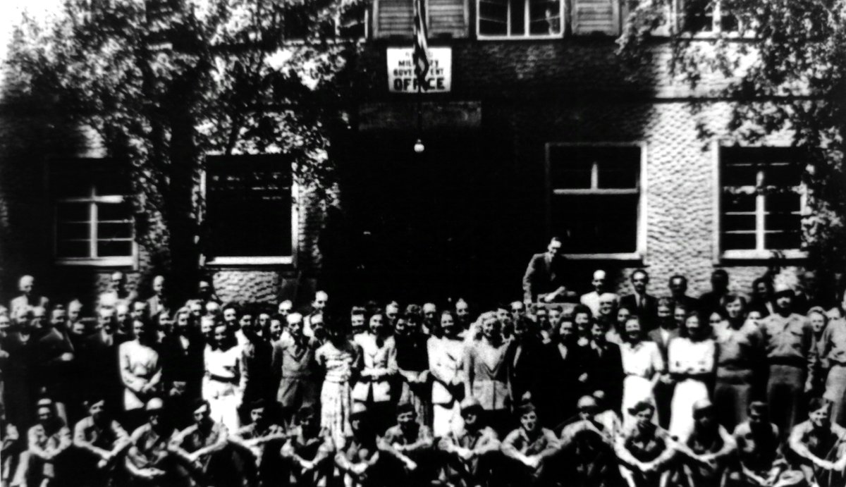 Das Ariowitsch Haus #Leipzig braucht Hilfe: »Kennen Sie dieses Foto? Oder kennen Sie jemanden auf diesem Foto?« Es entstand im Juni 1945 in der Hinrichsenstraße 14 (damals Auenstraße). Das Haus war kurze Zeit Sitz der US-Militärverwaltung. ariowitschhaus.de