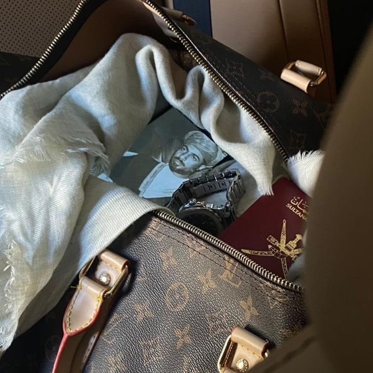 هذي عمانُ قد استقام لواؤُها   
فوقَ المجرّةِ واستهلّ لمقدِمِه

قل للسنينِ القادماتِ تهاطل     
مطراً.. فقد جادَ الزمانُ بهيثمِه .
#سلطنة_عمان