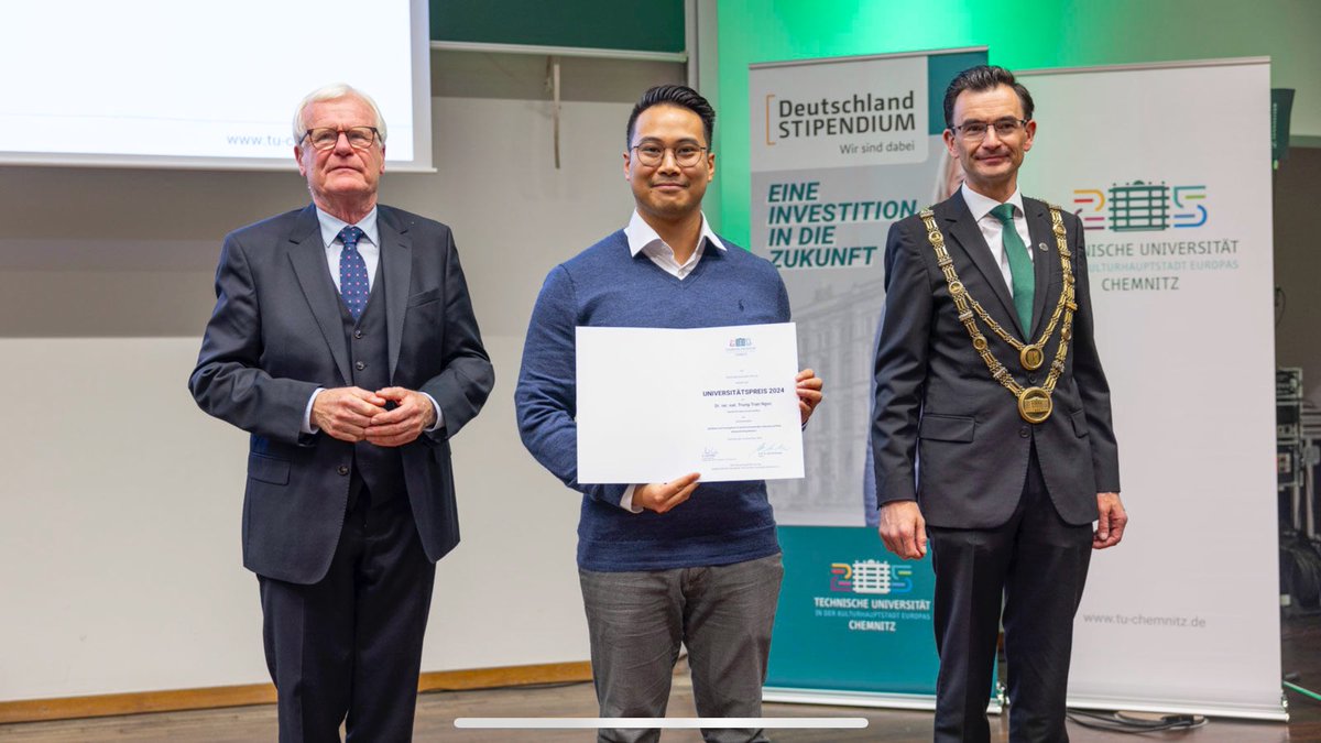 Congratulations, Trung, for receiving the Universitätspreis from <a href="/TUChemnitz/">TU Chemnitz</a> for outstanding dissertation with @TeichertLab 👏👏👏 The <a href="/JuricekLab/">JuricekLab</a> is proud of you!! ♥️ <a href="/UZH_Chemistry/">UZH Chemistry</a> <a href="/UZH_ch/">Universität Zürich</a> 

Photo by Jacob Müller