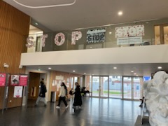 Le Cugnot de Neuilly sur Marne s'investit, en cette journée internationale de lutte contre les violences faites aux femmes, à travers des parcours de sensibilisation à destination des élèves et des personnels, avec un mot d'ordre : STOP