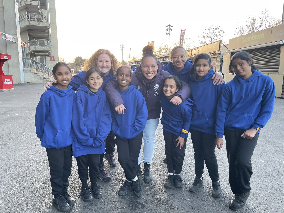 mellorsport's tweet photo. 💙☀️Team Mellor☀️💙 with our newest recruit @ShaunaghBrown 🤩 #inspired #AwesomeDay #ThankYou #T1Rugby #Twickers https://t.co/WVAVAfzJqa