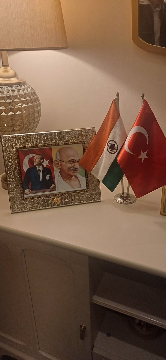Hindu arkadaşımın evine gittim. Evinin girişinde Atatürk ve Ghandi'nin fotoğrafı var. Atatürk düşmanları, görün de biraz ders alın!