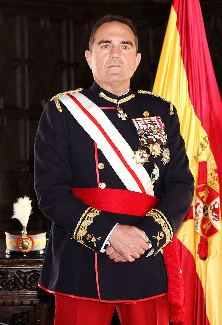 FonsiLoaiza's tweet photo. Hoy, Mazón del PP ha eliminado el tope salarial del govern valenciano en el decreto de emergencia de la DANA para pagar el sueldazo del teniente militar Gan Pampols. https://t.co/t0n2Cmofni