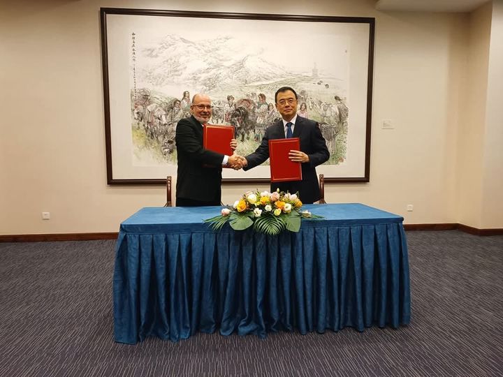 ArchivoMINREX's tweet image. Las Cancillerías de 🇨🇺 y 🇨🇳 firman  Acuerdo de Cooperación entre Archivos Diplomáticos🤝

 Rubricaron el documento el embajador cubano Alberto J. Blanco Y  Liu Bin, ministro asistente de relaciones exteriores de la Cancillería china.

#EmpoderarLosArchivos