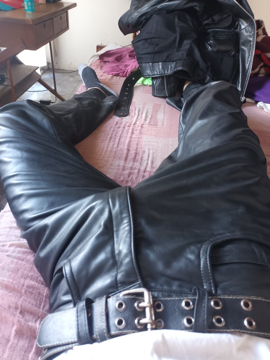 Ariikapo97's tweet photo. Leather so horny ❤️🔥

#leather #leathered #leatherjacket https://t.co/ttyhnFM5ft