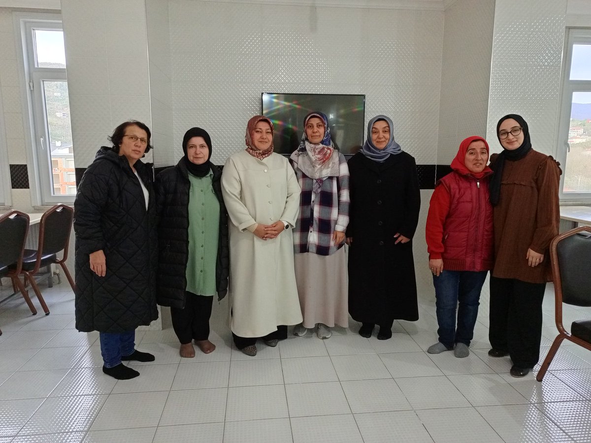 AkKadinCide's tweet photo. İlçe Kadın Kolları Başkanımız Gülseren Çağlayan Başkanlığında ve yönetim kurulu üyeleri ile İlçemizdeki Okulları ziyaret ederek Öğretmenler Gününü kutladılar. 

#24KasımÖğretmenlerGünü
#BenimÖğretmenim
#aysekesir 
#AKKADINGM  
#ak_kastamonu
#Gülsümeköylü
#GülserenÇağlayan https://t.co/zzAtLQLTkS