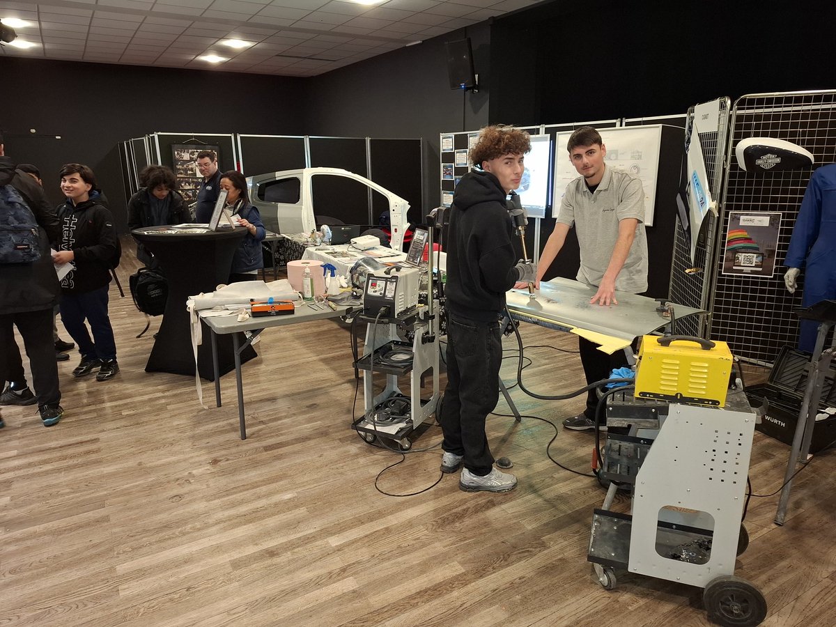 Le lycée Cugnot de Neuilly sur Marne est présent au salon de la main et de l'intelligence à Chelles (77) jusqu'au 27 novembre, avec pour objectifs de faire découvrir nos filières professionnelles et favoriser ainsi une orientation positive de nos futurs élèves.