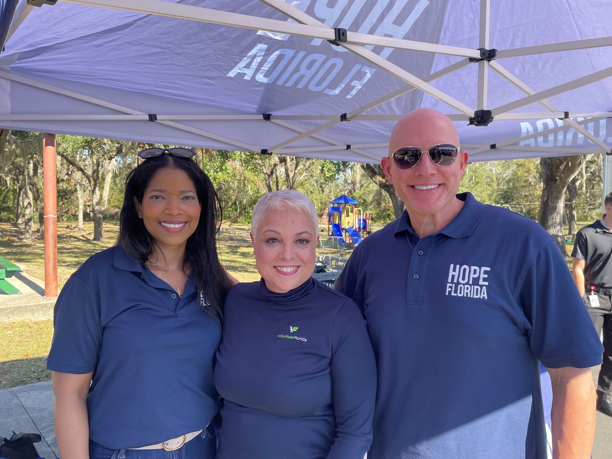 VolunteerFla's tweet photo. Through the Hope Florida partnership, CEO Tamayo joined the efforts with @MyFLFamilies to distribute 600 Thanksgiving meals to families across Taylor, Pinellas, and Hillsborough counties. #ServeFL
@MyFLFamilies https://t.co/YGfkn4s0xi