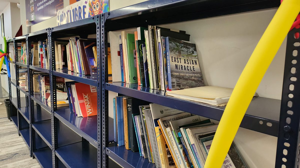 CRAIUCA's tweet image. 📚✨ ¿Te perdiste la **Feria del Libro Libre**? ¡No te preocupes! 😊

El CRAI siempre tiene libros para ti. Visita nuestra **Estantería Permanente del Libro Libre** en la entrada 🪶📖. Encuentra material para llevar a casa **¡completamente gratis!** 🎉✨

#LibroLibre #CRAI #UCA