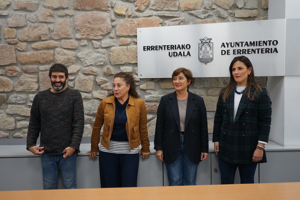 Aurrekonturako akordioa lortu dute udal gobernuak eta EAJk
oarsoaldea.hitza.eus/2024/11/26/aur…
<a href="/AizpeaOM/">Aizpea Otaegi Mitxelena</a>  <a href="/enekodelamo/">Eneko del Amo</a> <a href="/maite_gartzia/">Maite Gartzia</a> <a href="/ElixabeteMurua/">Elixabete Murua</a>  <a href="/EHBilduOrereta/">EH Bildu Orereta/Errenteria</a> <a href="/ElkarrekinRente/">Elkarrekin Podemos-IU-AV Errenteria</a> <a href="/eajerrenteria/">eaj pnv errenteria</a> #Errenteria #Orereta