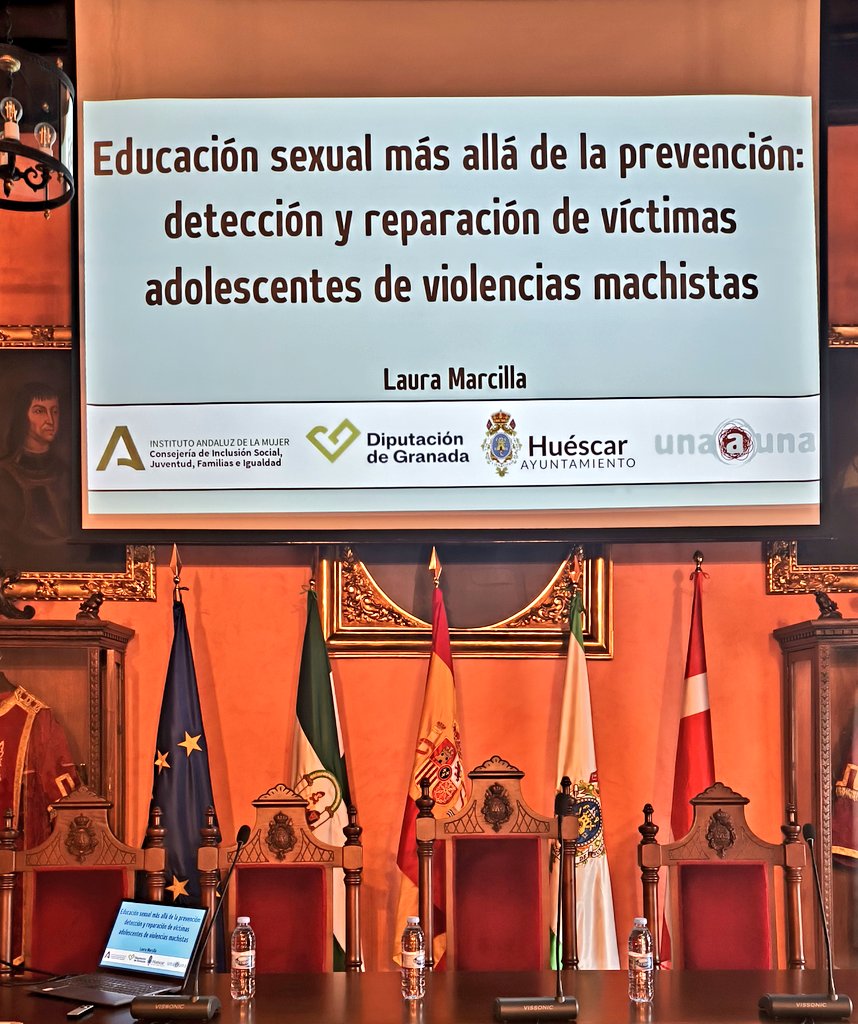 Acabo de llegar a casa desde Huéscar, donde hoy por la tarde he impartido esta formación dentro de su ciclo por el 25N. 💜

Acostumbrada a las aulas de coles e institutos, dar una clase en el salón de plenos del ayuntamiento impone mucho, pero he salido muy contenta. 😃