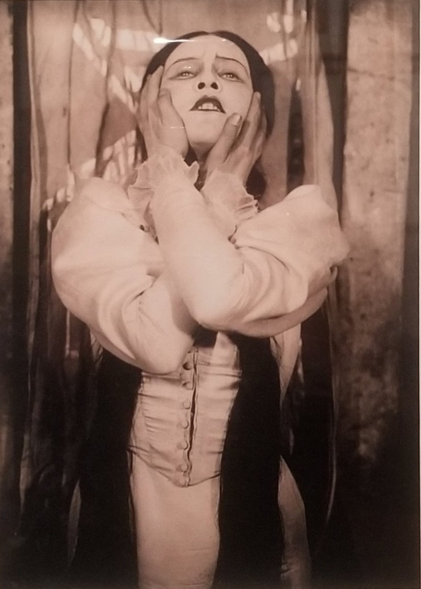 Karine_Editrice's tweet photo. Au musée d'Art et d'Histoire du Judaïsme (Paris), l’expo « Le Dibbouk. Fantôme du monde disparu ».
De l'hébreu « lié, attaché », le #Dibbouk est l'esprit d'un mort errant qui prend possession d'un être vivant et ne le quitte pas.
@mahjparis https://t.co/hlP75AnYls