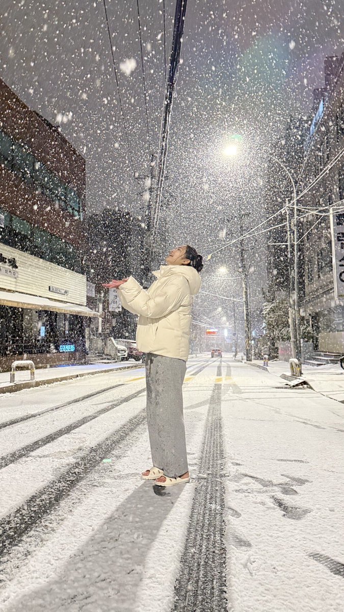 ThisisNamthip's tweet photo. My First Snow 🌨️❄️ https://t.co/pmP76Qi1oT