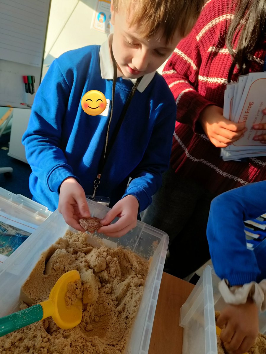 MissEChadney's tweet photo. #LLF4EC really enjoyed their careers workshop this morning. It really inspired them to think about their own future and aim high!

@Lea_Forest_HT @LLF_DHT @LiftSchools @IntoUniversity @InspiringTF https://t.co/FTLxmNOGZ1