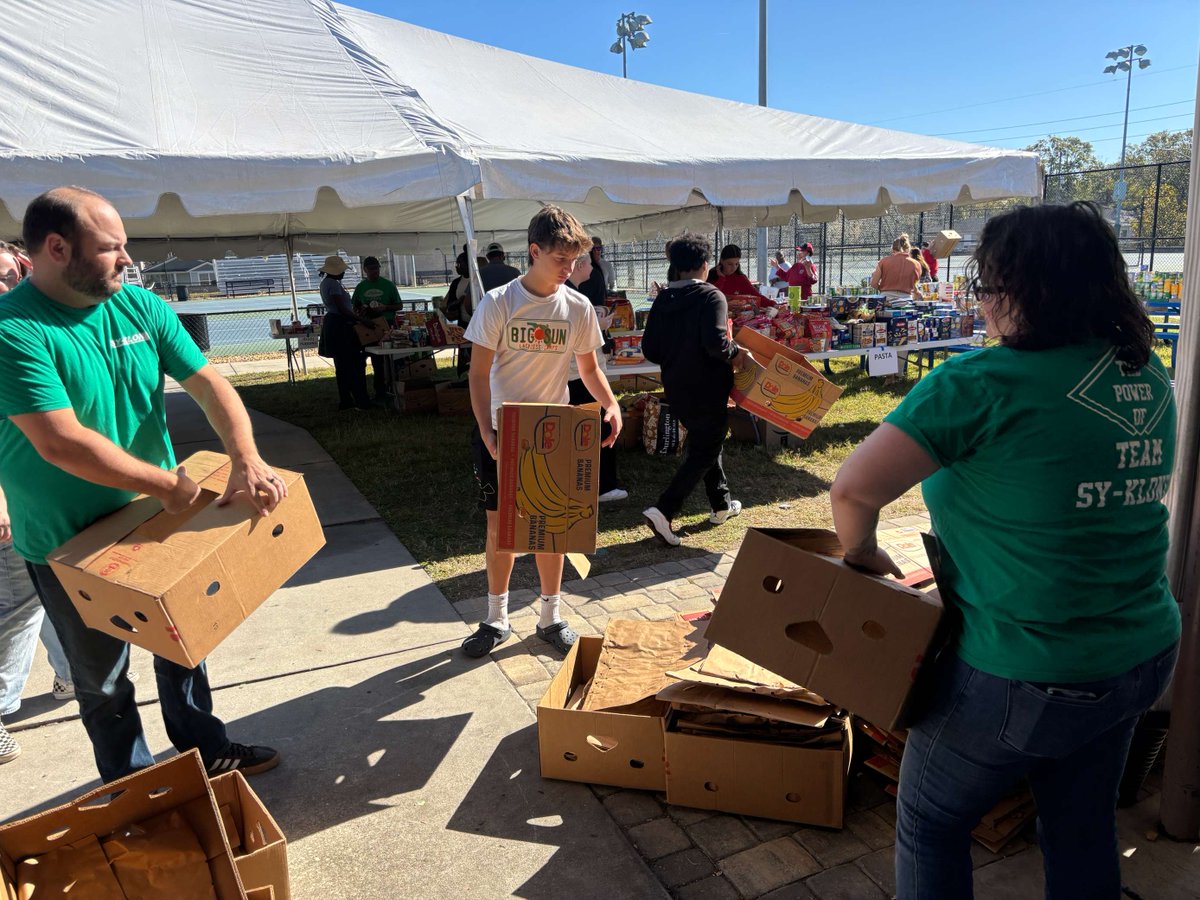 SyKloneInt's tweet photo. Tis the Season of Giving 🍎🍗

Team Sy-Klone has teamed up with the MaliVai Washington Youth Foundation to collect non-perishable food items for their annual food drive. The food collected will help area families in need during the holiday season. https://t.co/qL0X2Nzjne