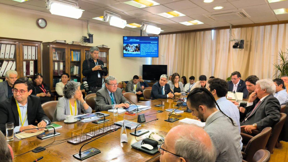 previsionsocial's tweet photo. Subsecretario de @previsionsocial Claudio Reyes, en conjunto con la ministra del @MintrabChile @jeannette_jara exponen en comisión de Trabajo de la Cámara el PDL que moderniza el Seguro de Accidentes y crea la Comisión de Calificación de Enfermedades Profesionales #COMCAL https://t.co/HtIbnOFtIB