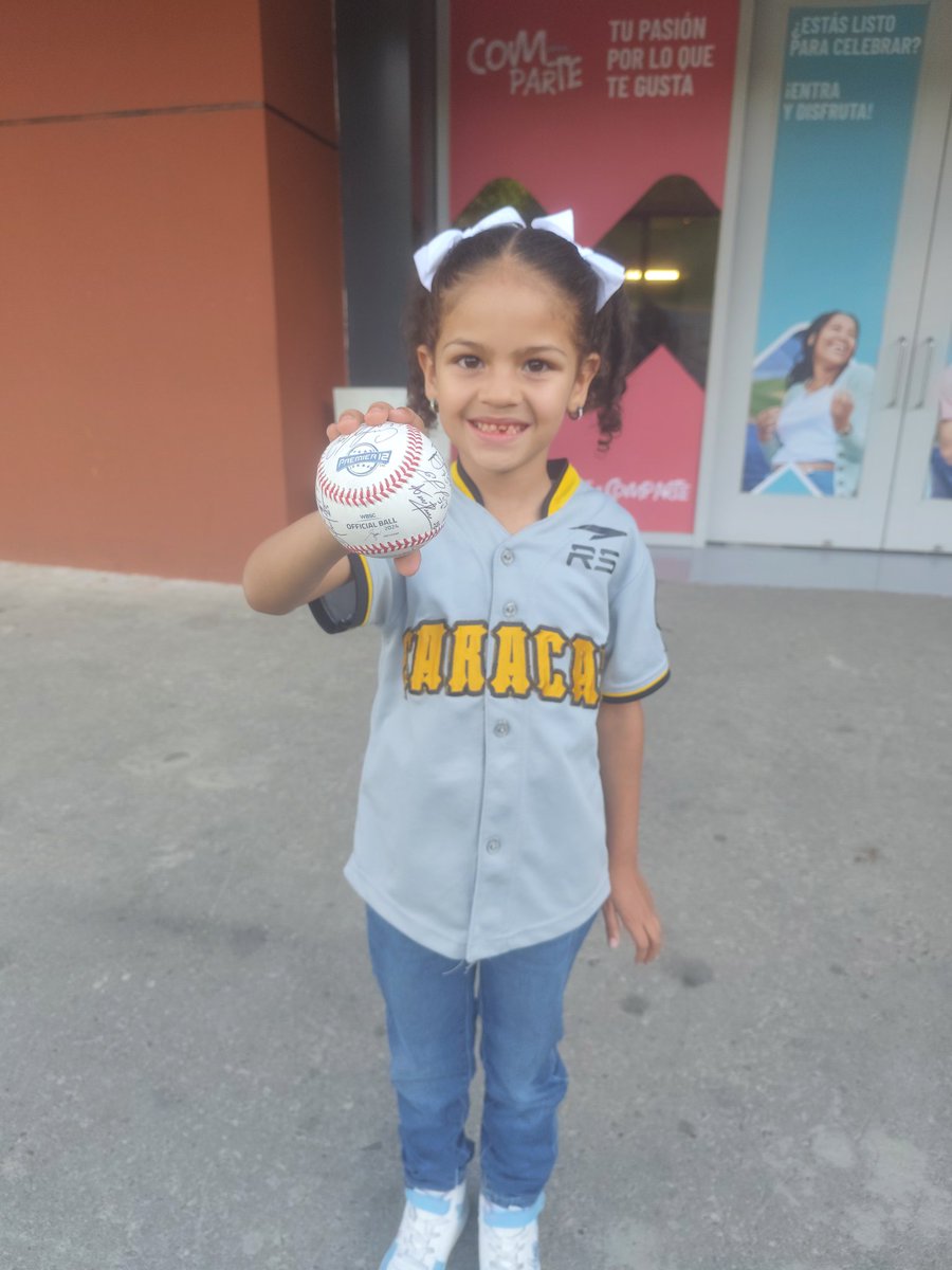 Miren ésta belleza que le regalaron a mi hija 😍⚾🇻🇪

Traído desde Japón. Gracias Jesús Vargas por el detalle. 👍🏽👍🏽
<a href="/Premier12/">Premier12 presented by RAXUS</a>