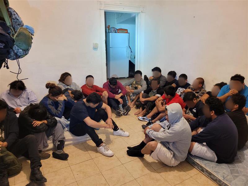borderObserver's tweet photo. #STATUS 2024-Nov-30
Search Engine 41 Headlines for #Fri 29 Nov 2024
https://t.co/AmsbTNWLZo
#Photos @USBPChiefLRT 26 Nov
#USBP Laredo Sector agents & #TxDPS officers interdicted a #stashHouse in Laredo, TX - with 25 #illegalAliens
https://t.co/amiV7fc7p6